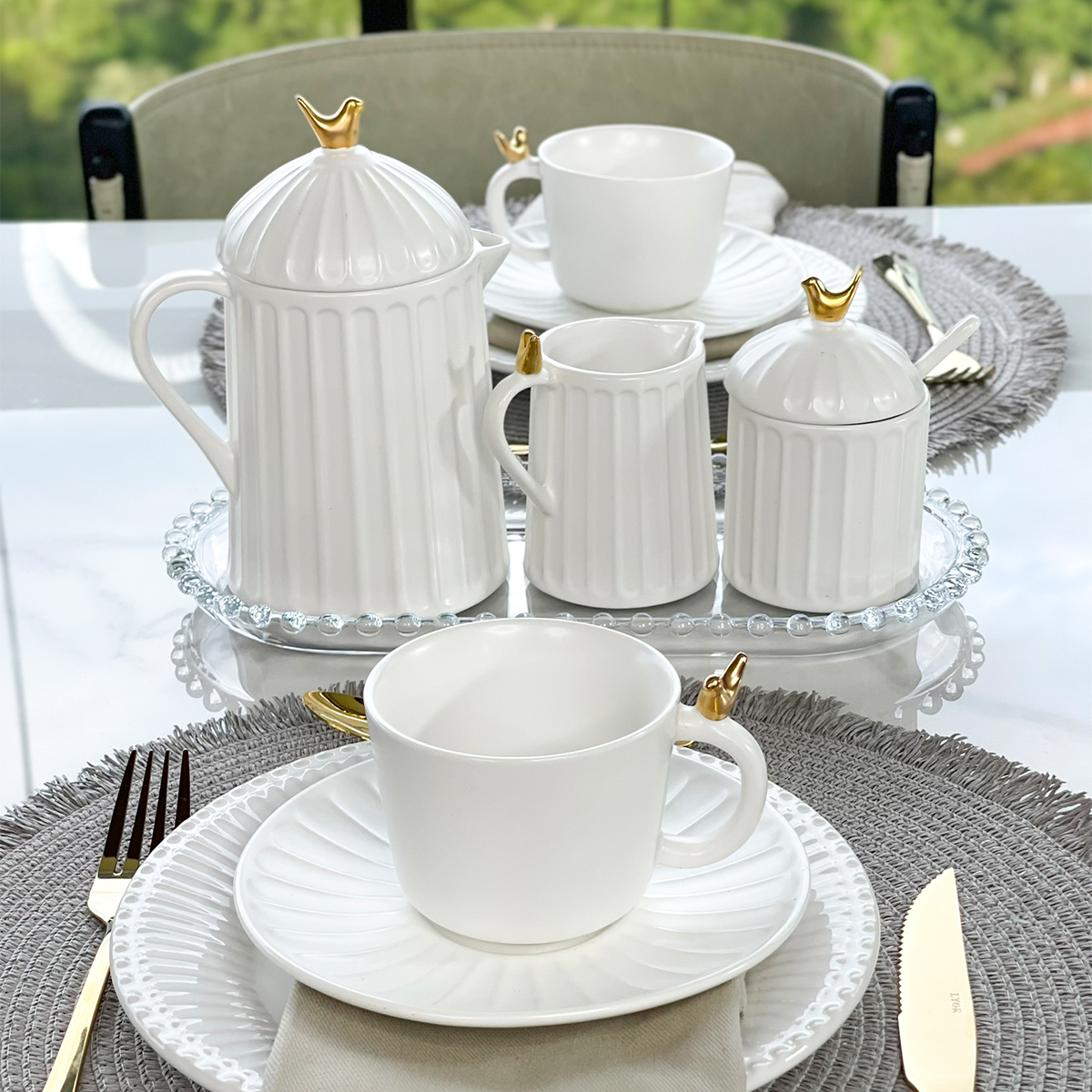 mesa posta para café da manhã, feita d açucareiro, xícara e bule na cor branca com bird ouro