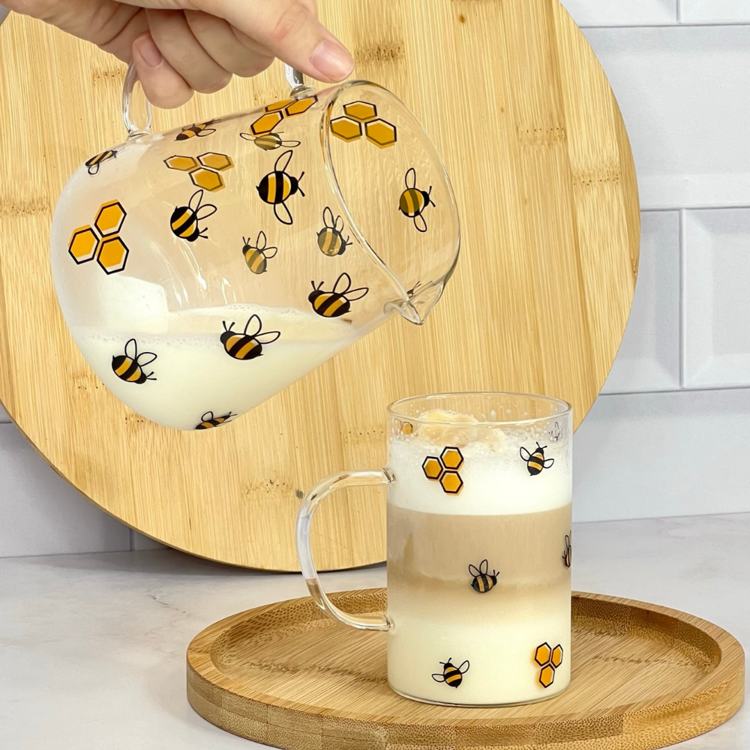 chaleira e caneca bee com leite