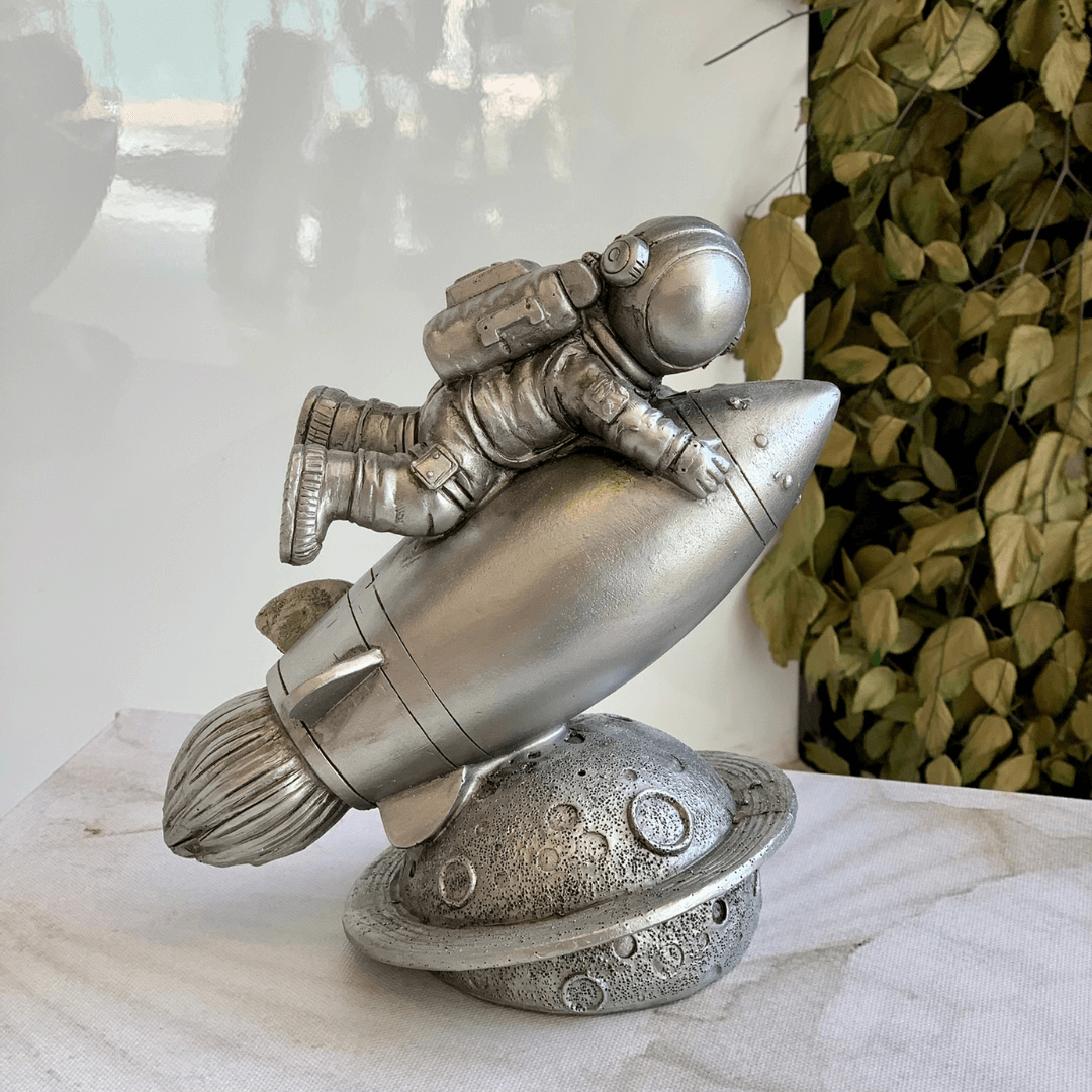 Escultura Astronauta Foguete Decorativo Cromado 14cm