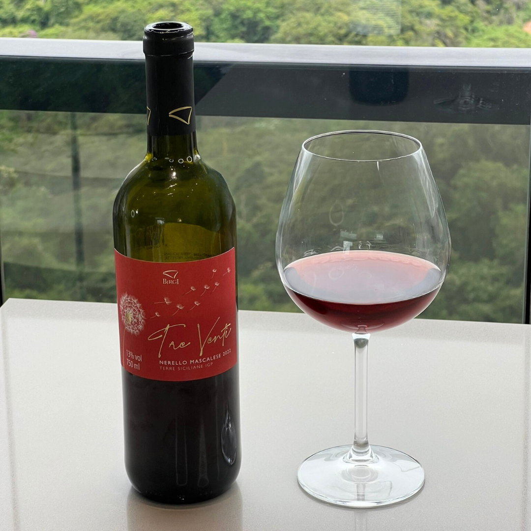 Taça Bordeaux com garrafa de vinho na bancada