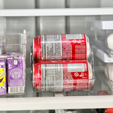 O porta latas dentro da geladeira organizando latas