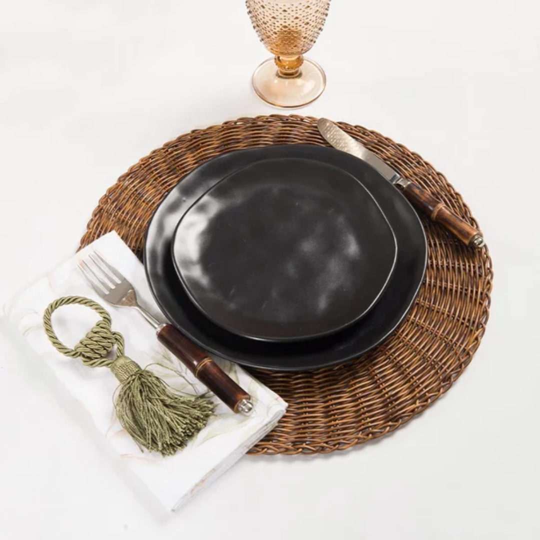 Prato Raso Preto decorando mesa com taça, talheres e jogo americano