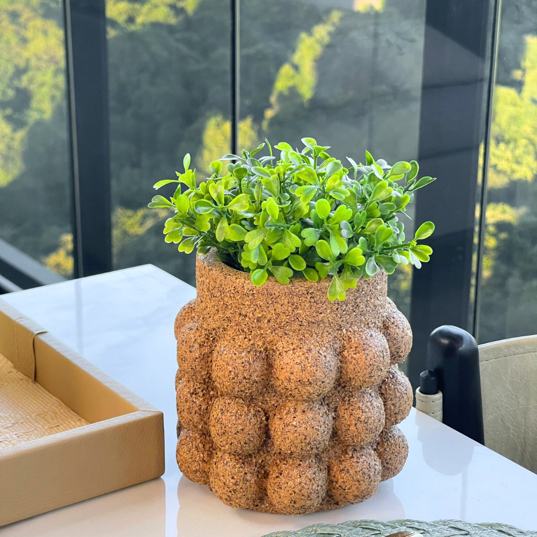 Vaso Cachepot em Palha de Café com planta na bancada