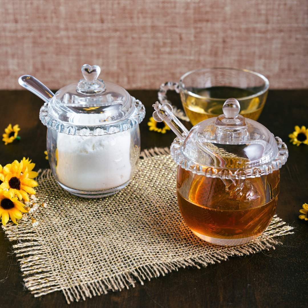 Açucareiro de Cristal Chumbo com Colher e Detalhes em Formato de Coração decorando uma mesa posta junto de uma meleira