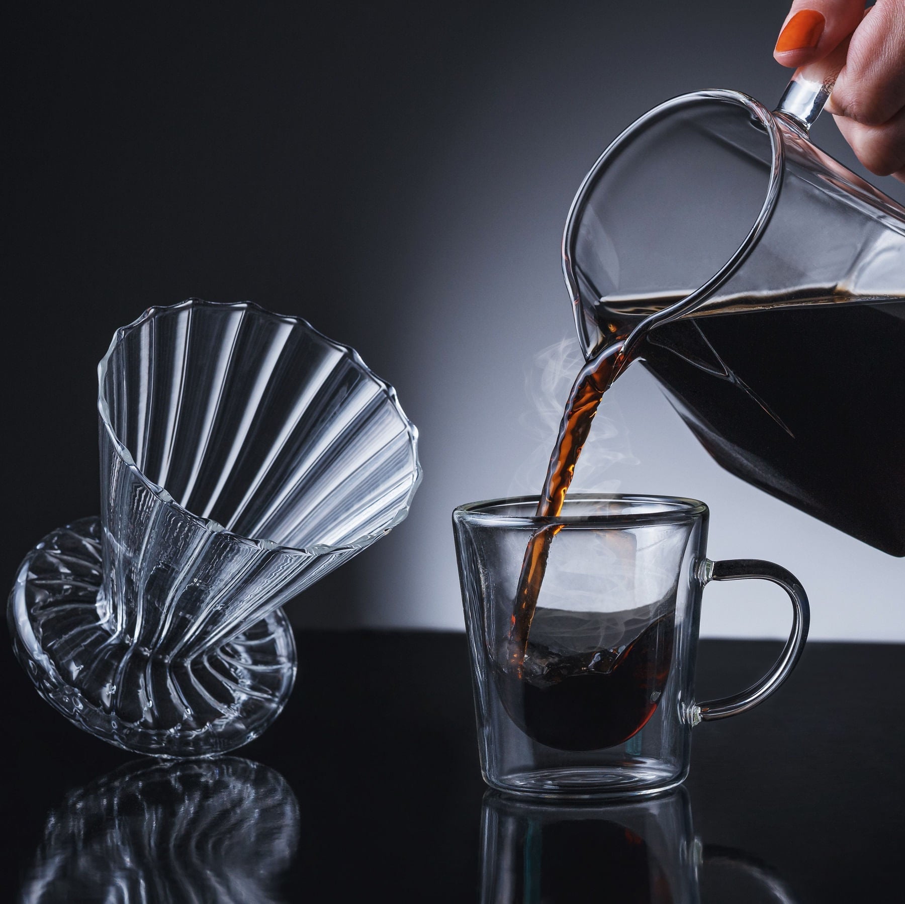 Cafeteira enchendo uma caneca de café