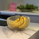 Centro de mesa dourado na bancada com bananas