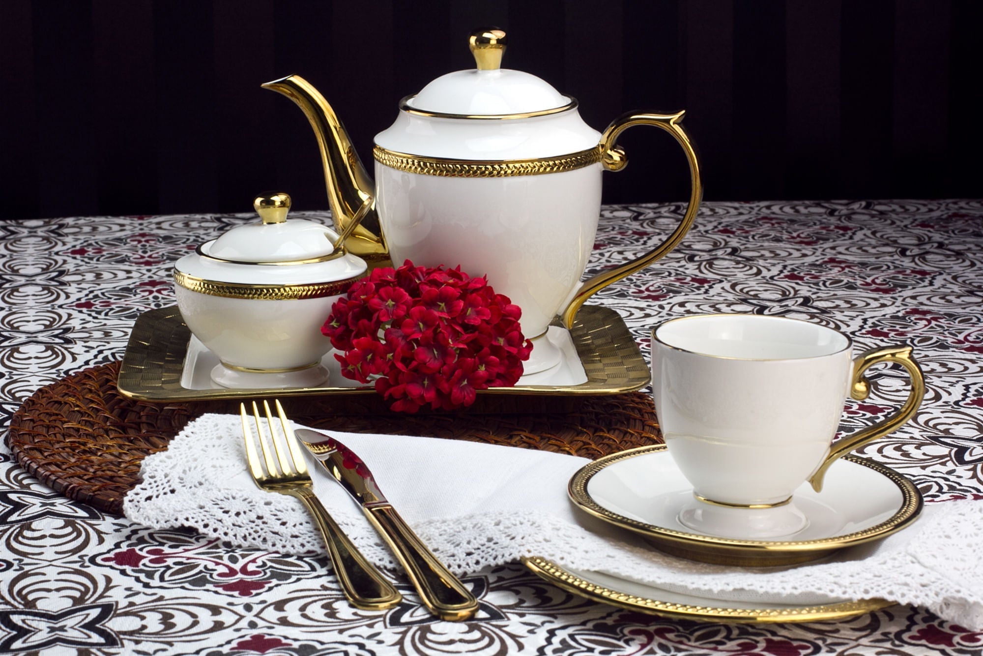 Conjunto para Chá Bule Açucareiro Leiteira Porcelana Paddy Branco e Dourado 3 Peças - Ela Decora