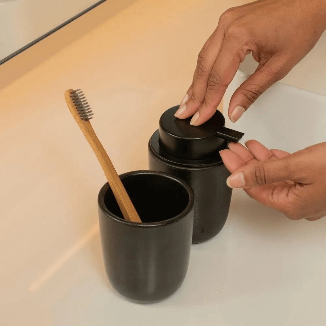 Dispenser Porta Sabonete Liquido Cerâmica Osaka Preto Marmorizado 250ml - Ela Decora